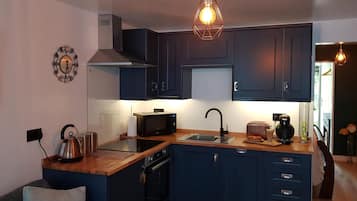 Een koelkast, een microgolfoven, een oven, een kookplaat