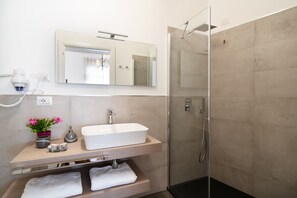 Chambre triple Deluxe, non-fumeur, salle de bain attenante | Salle de bain | Douche, douche cascade, articles de toilette (gratuits)