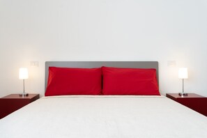 Chambre triple Deluxe, non-fumeur, salle de bain attenante | Draps italiens de Frette, literie de qualité, couette en duvet