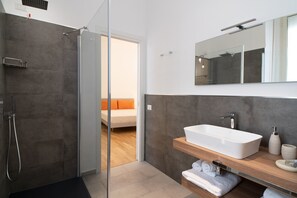 Deluxe Triple Room, Non Smoking, Ensuite | Bathroom | Shower, rainfall showerhead, free toiletries, hair dryer - L'isola che c'è   (Cagliari)