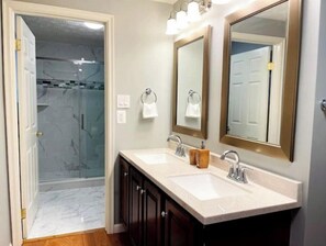Douche, séchoir à cheveux, serviettes fournies, savon