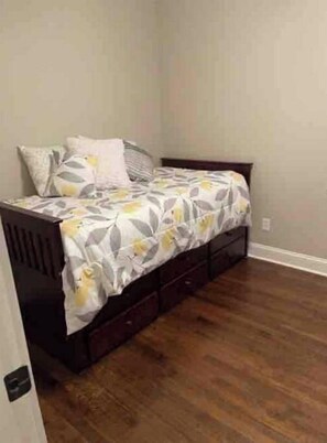 3 bedrooms, iron/ironing board, WiFi, bed sheets - Cozy Cottage Downtown Cleveland (Cleveland)