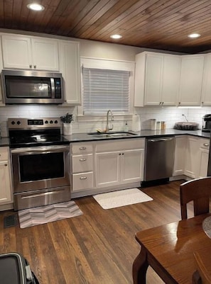 Fridge, microwave, oven, stovetop - Cozy Cottage Downtown Cleveland (Cleveland)
