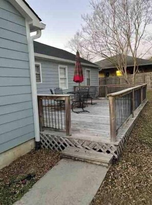 Terrace/patio - Cozy Cottage Downtown Cleveland (Cleveland)