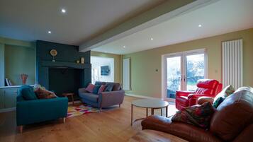 House (5 Bedrooms) | Living area | TV