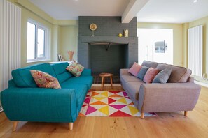House (5 Bedrooms) | Living area