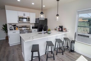 Casa (2 Bedrooms) | Cozinha privada | Micro-ondas, fogão