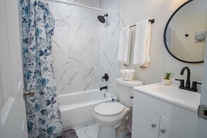 Casa (2 Bedrooms) | Banheiro | Chuveiro/banheira combinados, toalhas de banho, sabonete, shampoo
