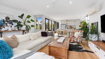 TV, fireplace, books, offices