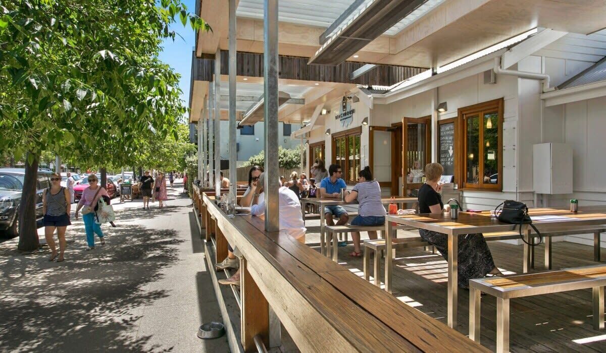 屋外ダイニングエリア