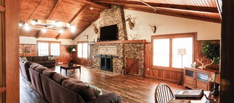 Texter Mountain Lodge - 105 Acre Mountain Home