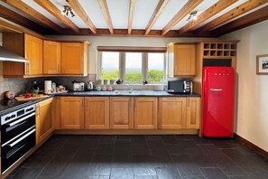 Køleskab, ovn, opvaskemaskine, brødrister