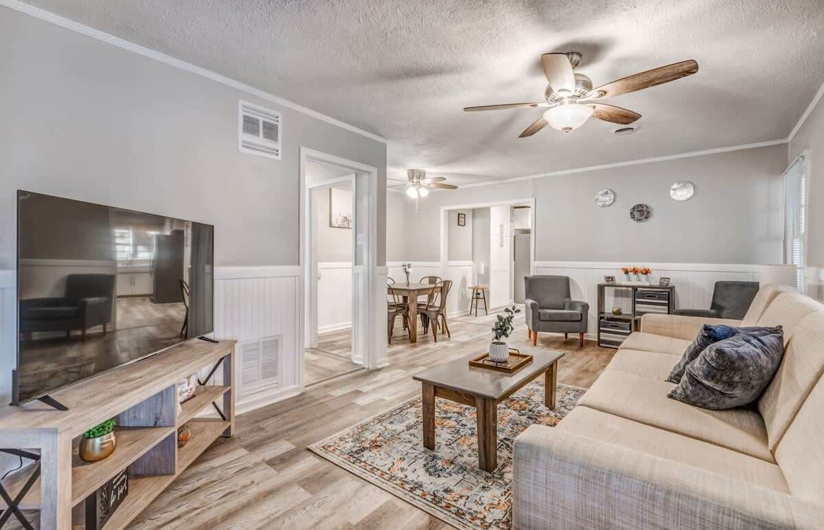 Huge Yard! Minutes to Downtown- Quarters on Quince