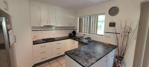 ثلاجة، ميكروويف، فرن، موقد طهي مسطح