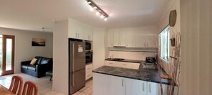 Fridge, microwave, oven, stovetop - Roo Or 2 on Streeter (Agnes Water)