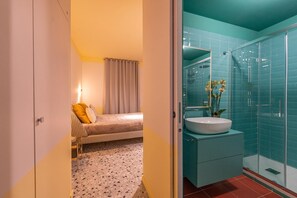 Regadera, secadora de cabello, bidet, toallas 
