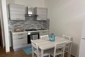 Réfrigérateur, four, plaque de cuisson, cafetière/bouilloire