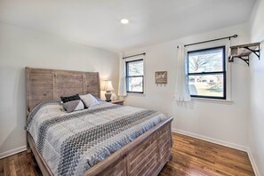 3 bedrooms, travel crib, internet, bed sheets