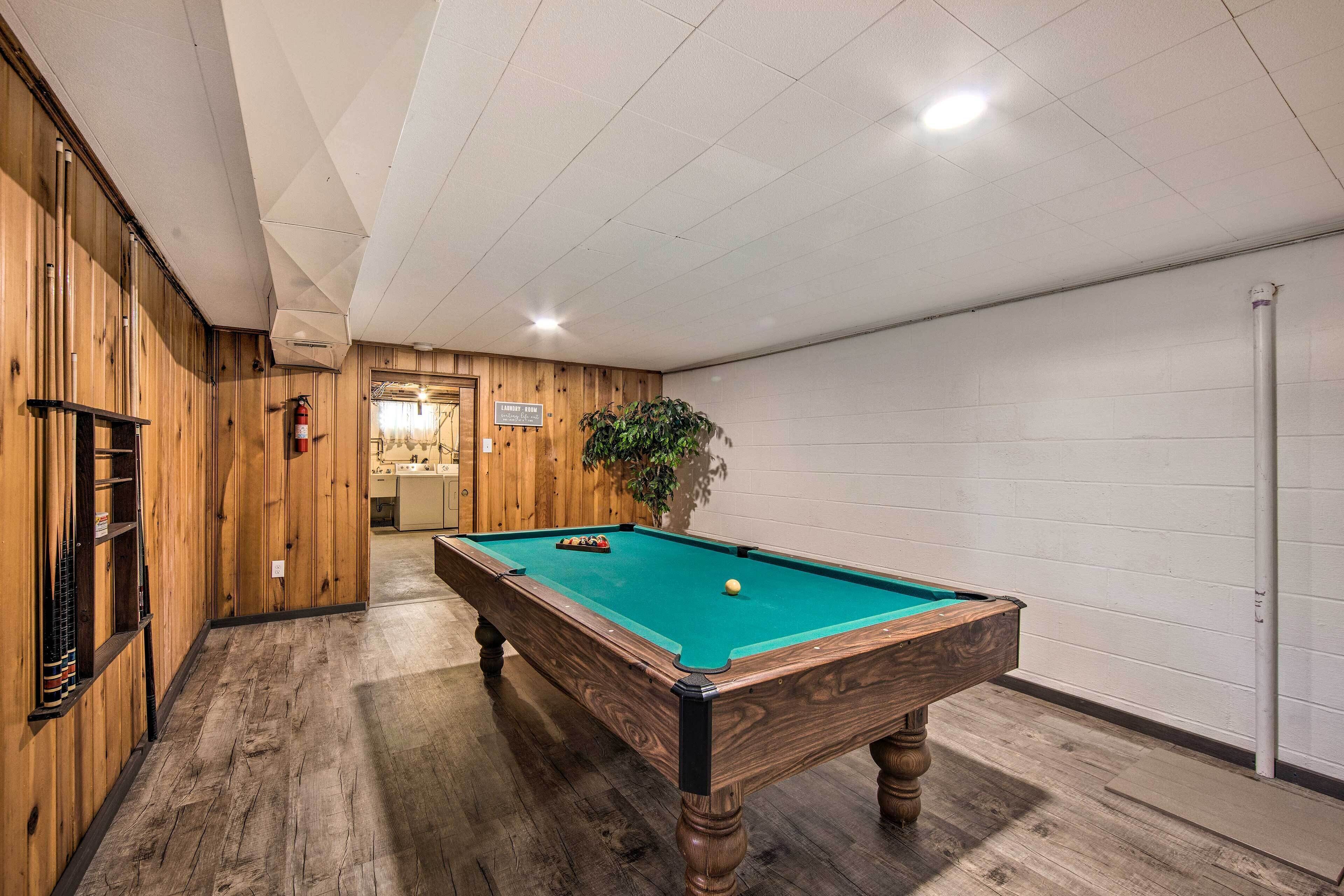 Marietta Home w/ Private Hot Tub, Pool Table!