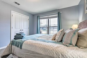 4 bedrooms, iron/ironing board, internet, bed sheets