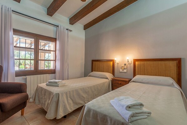 3 bedrooms, iron/ironing board, free WiFi, bed sheets