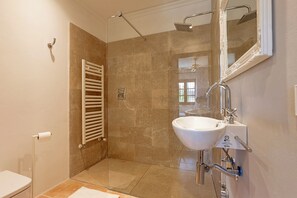 Douche, sèche-cheveux, serviettes fournies