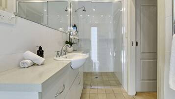 Baignoire, sèche-cheveux, serviettes fournies, shampoing