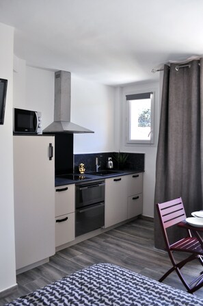 Een koelkast, een microgolfoven, een oven, een kookplaat