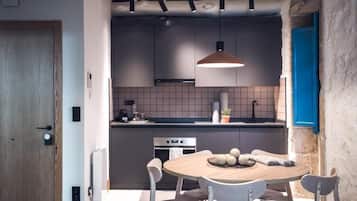 Refrigerador, horno, parrilla de estufa y cafetera y tetera