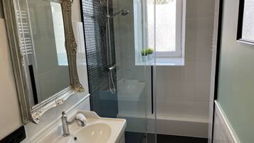 Douche, sĂšche-cheveux, serviettes fournies, savon