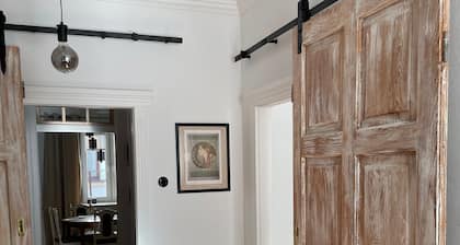 Cozy pet friendly apartment - 5 min from Old Town!