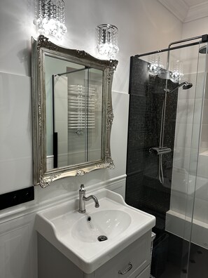 Dusche, Haartrockner, Handtücher, Seife