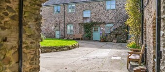 Cosy Home, Huge Garden w/ Lake, BBQs & Seating