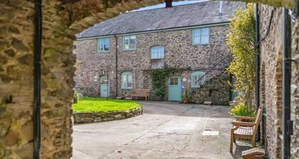 Cosy Home, Huge Garden w/ Lake, BBQs & Seating
