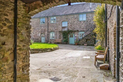 Cosy Home, Huge Garden w/ Lake, BBQs & Seating