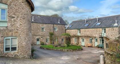 Cosy Home, Huge Garden w/ Lake, BBQs & Seating