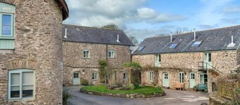 Cosy Home, Huge Garden w/ Lake, BBQs & Seating