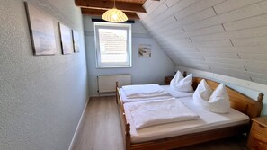 2 bedrooms, travel crib, free WiFi