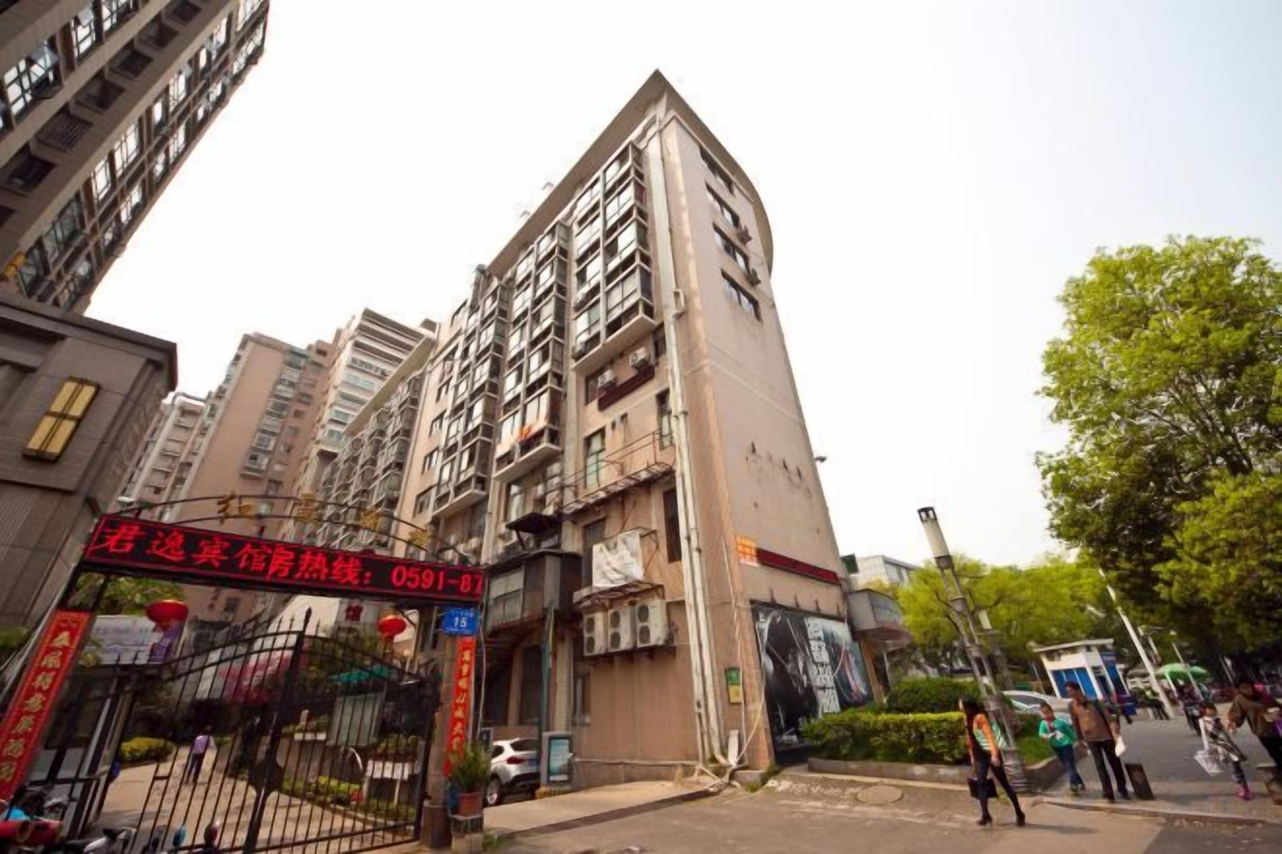 Un edificio de varios pisos con una entrada principal destacada, probablemente un hotel o complejo de apartamentos.