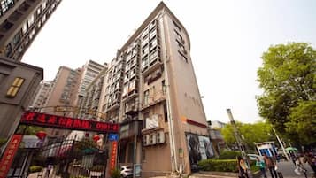 Un edificio de varios pisos con una entrada principal destacada, probablemente un hotel o complejo de apartamentos.