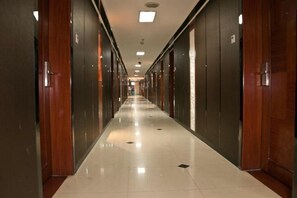 A long, narrow hallway with doors on both sides, leading to individual rooms. - Junyi Hotel (Fuzhou Dongjiekou Metro Station, Sanfang Qixiang) (Fuzhou)