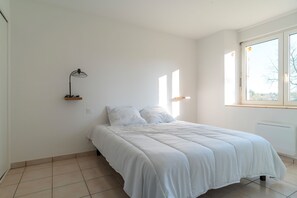 4 bedrooms, iron/ironing board, free WiFi