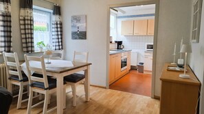 Kühlschrank, Mikrowelle, Herdplatte, Wasserkocher mit Kaffee-/Teezubehör