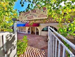 Grand Turk B&B -majoituspaikan kyltti, jossa on yhteystiedot.