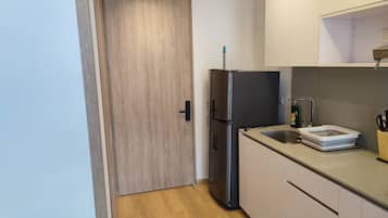 Micro-ondes, plaque de cuisson, cafetiĂšre/bouilloire, grille-pain