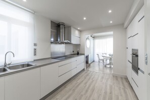 Een koelkast, een magnetron, een oven, een kookplaat