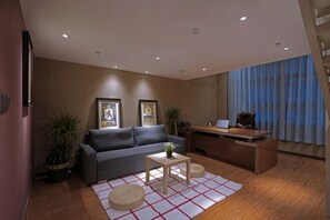Ein modernes Wohnzimmer mit einer Couch, einem Schreibtisch und einem Couchtisch.