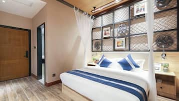 Un dormitorio con cama, mesita de noche, ventana con cortina y techo de madera.