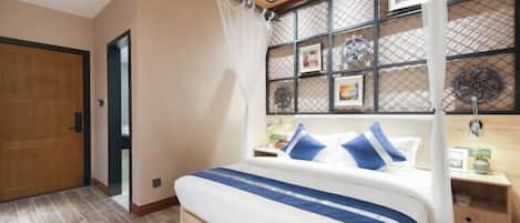 Un dormitorio con cama, mesita de noche, ventana con cortina y techo de madera.