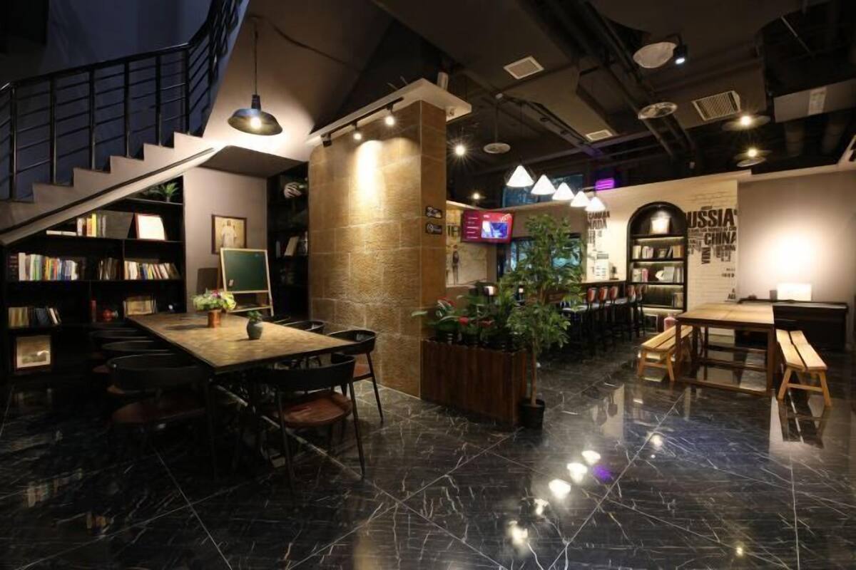 Ein modernes Interieur mit Treppe, Essbereich und Barbereich inklusive Fernsehbildschirm.
